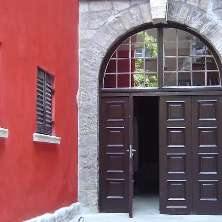 Hostel Red *